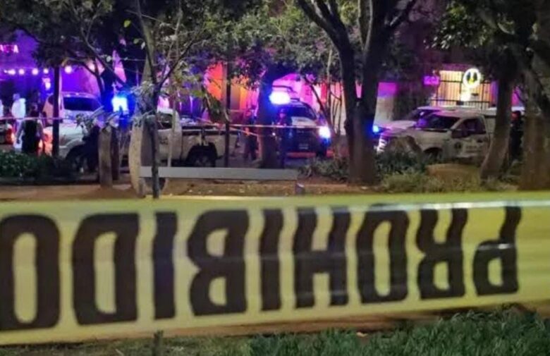 Asesinan a un hombre afuera de un bar en Morelia