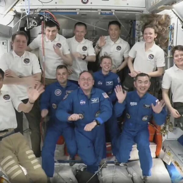 SpaceX completa rápido viaje a la Estación Espacial