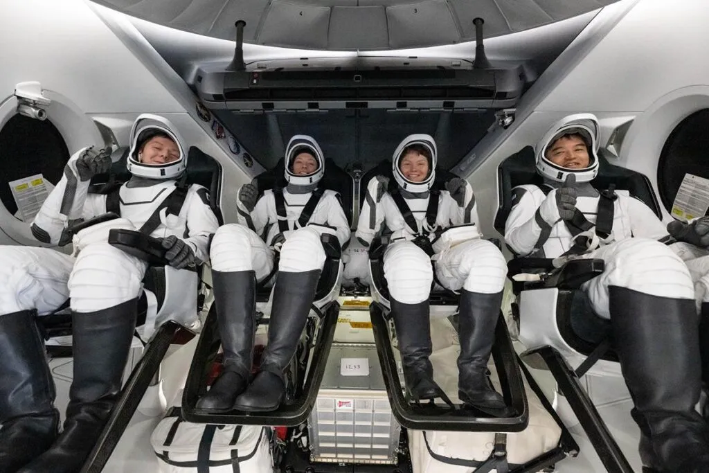 Astronautas regresan a la tierra con SpaceX