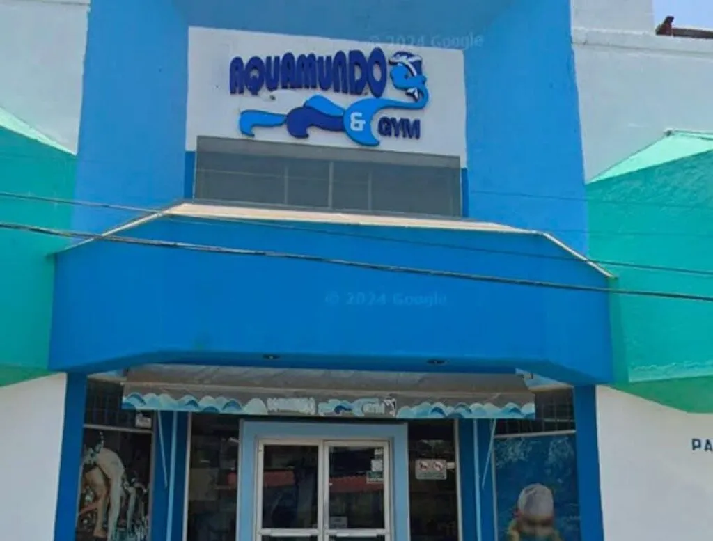 Atacan con bombas 'molotov' escuela de natación en Uruapan