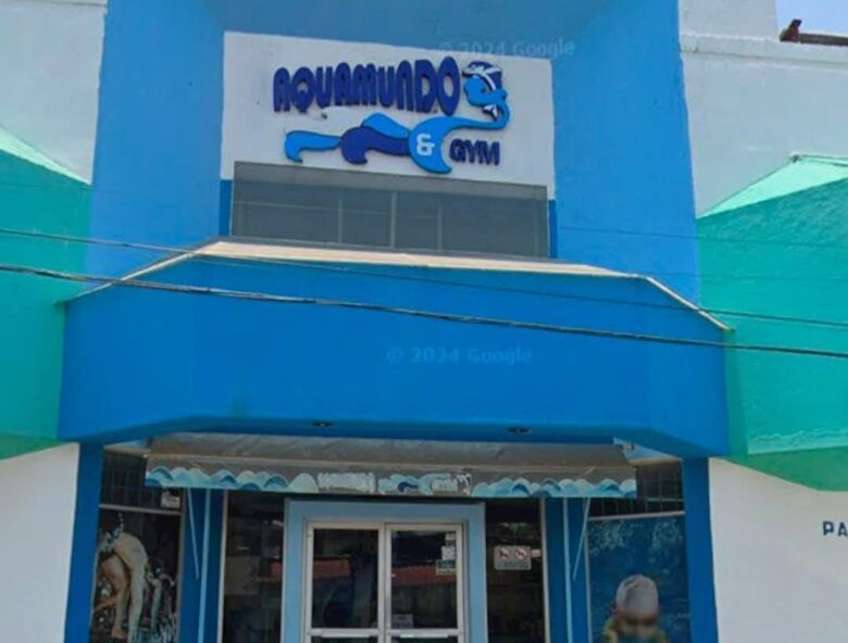 Atacan con bombas 'molotov' escuela de natación en Uruapan