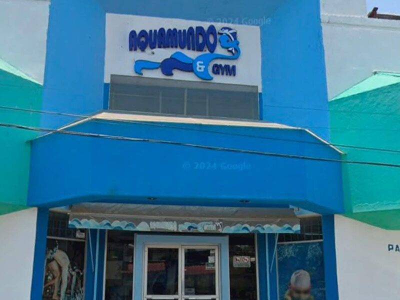 Atacan con bombas 'molotov' escuela de natación en Uruapan