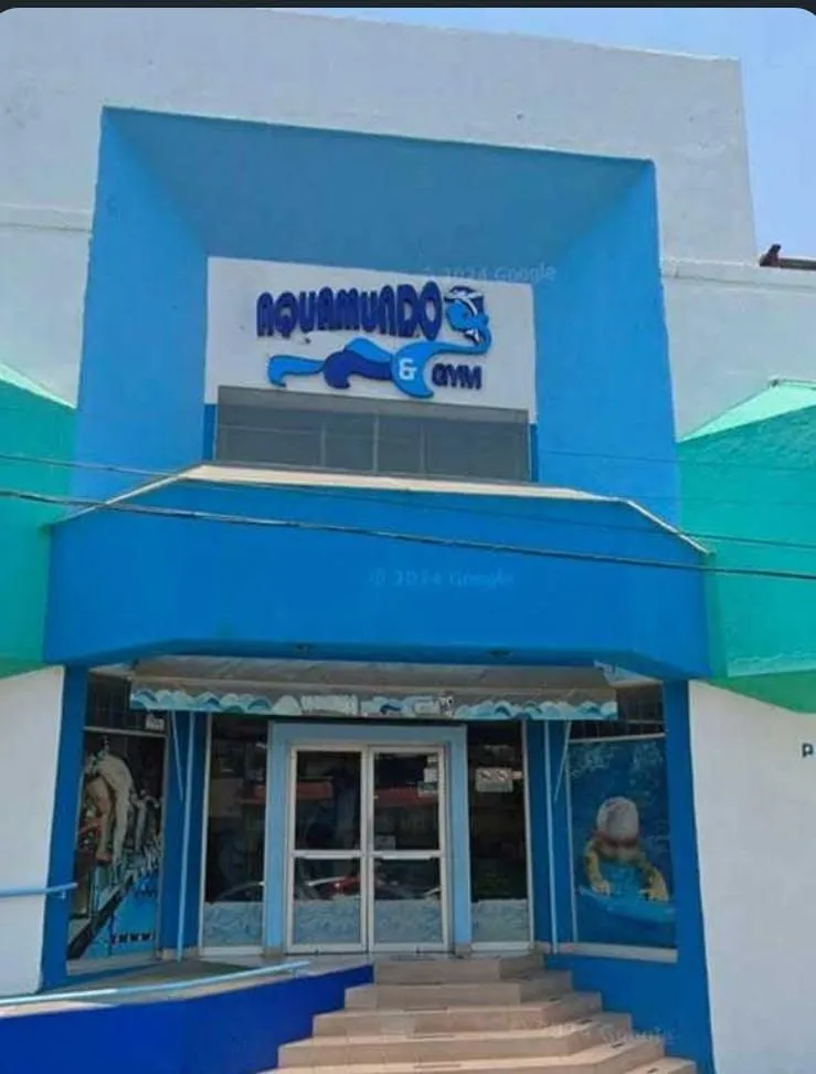 Atacan con bombas 'molotov' una escuela de natación en Uruapan