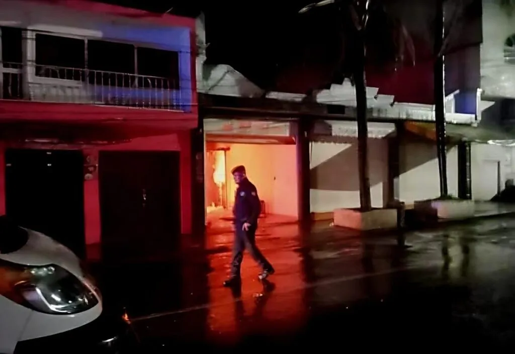 Atacan y queman casa de la alcaldesa y síndico del municipio de Queréndaro, Michoacán