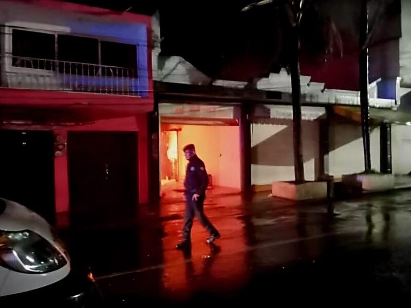 Grupo armado ataca y quema la casa de la alcaldesa y del síndico del municipio de Queréndaro, en Michoacán