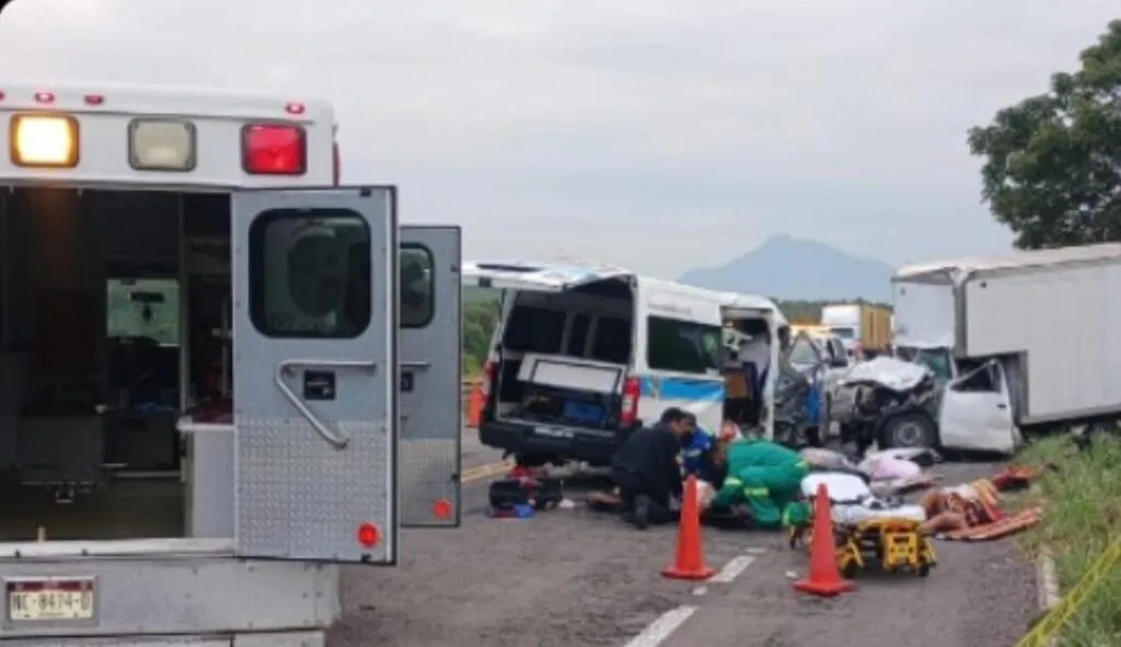 Aumenta a cinco el número de fallecidos tras choque entre combi y camioneta en la Siglo XXI-1