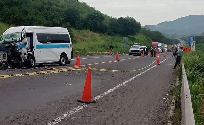 Aumenta a cinco el número de fallecidos tras choque entre combi y camioneta en la Siglo XXI