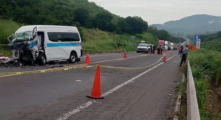 Aumenta a cinco el número de fallecidos tras choque entre combi y camioneta en la Siglo XXI