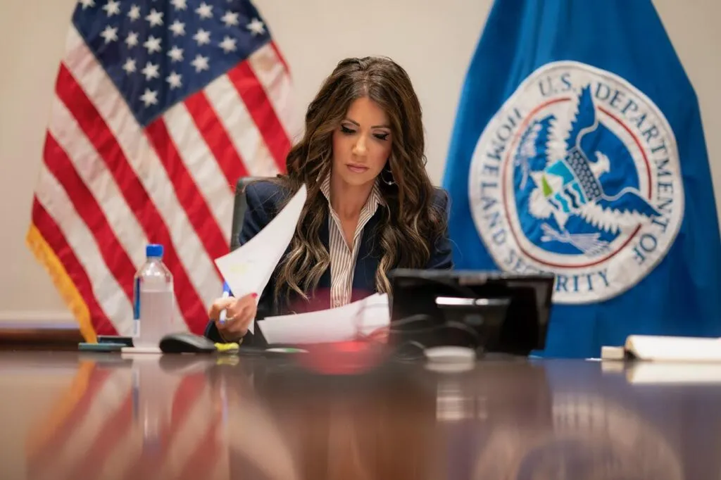 Aumentaremos operativos migratorios en Chicago: Kristi Noem