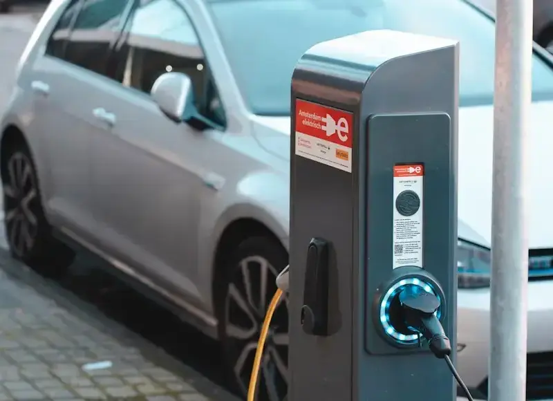 Auto eléctrico en estación de carga