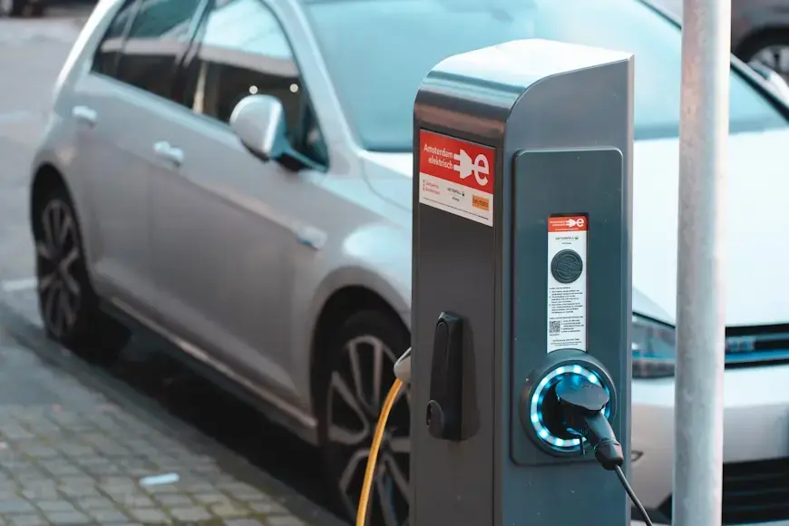 Auto eléctrico en estación de carga