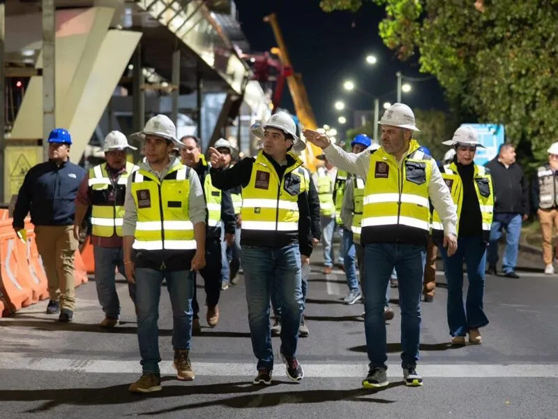 Avanza distribuidor Eréndira; supervisa Bedolla colocación de última trabe en puente sur
