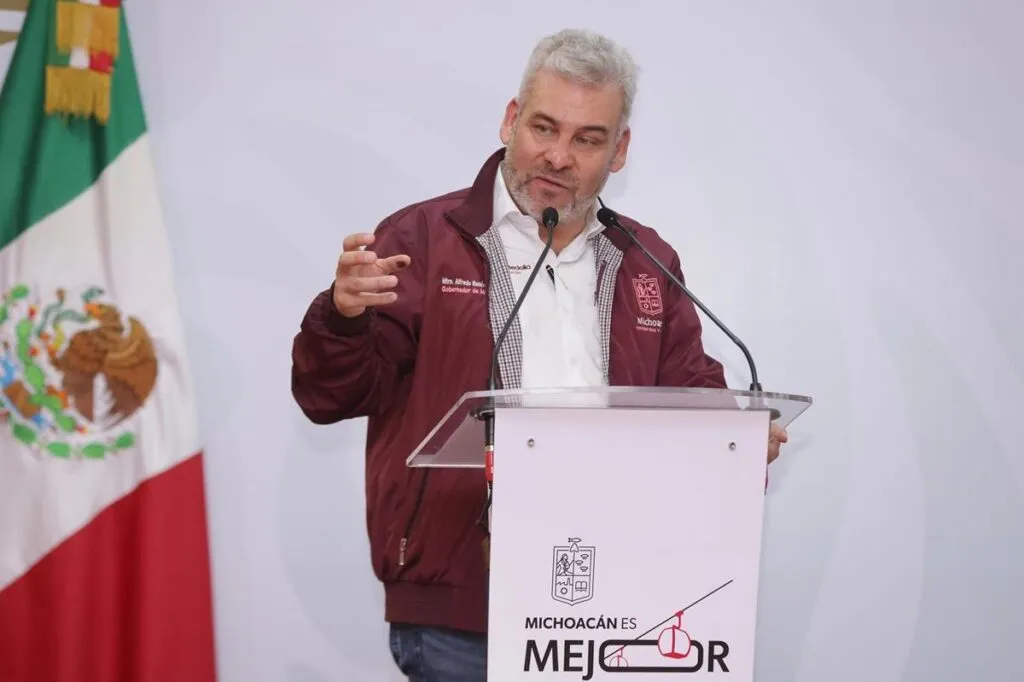 Avistamiento de ballenas en Michoacán será bajo norma oficial de Semarnat: Bedolla