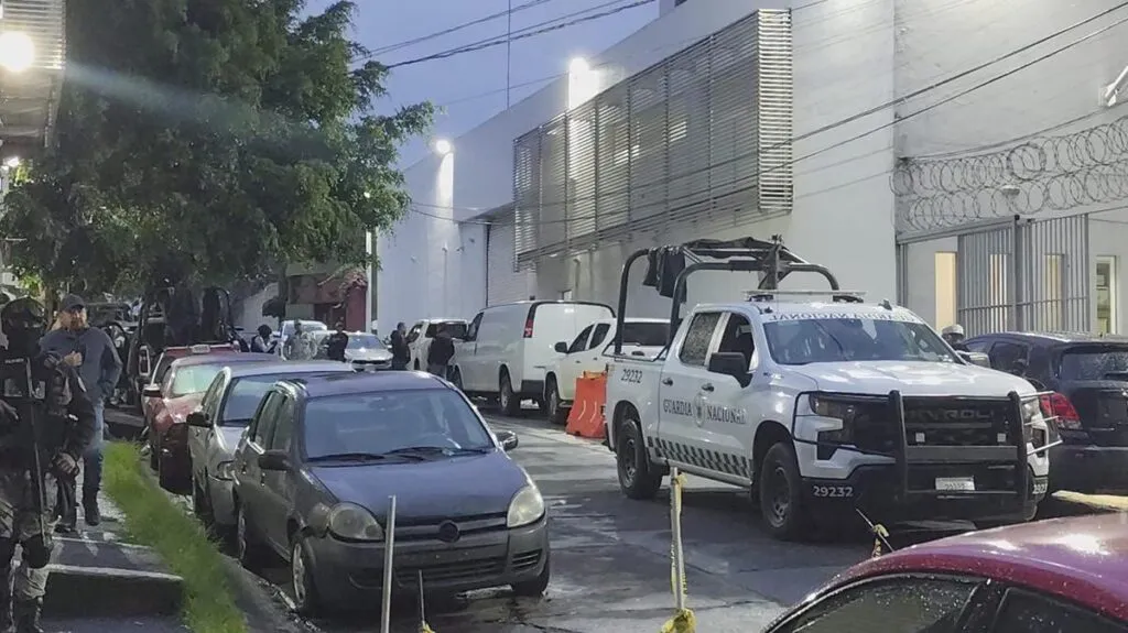 Bajo fuerte dispositivo trasladan a “El Rino”, se efectuó su detención esta tarde en Michoacán
