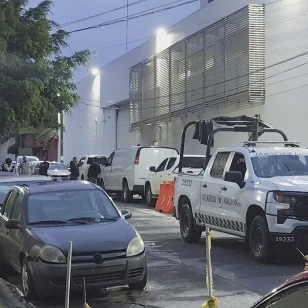 Bajo fuerte dispositivo trasladan a “El Rino”, detenido esta tarde en Michoacán