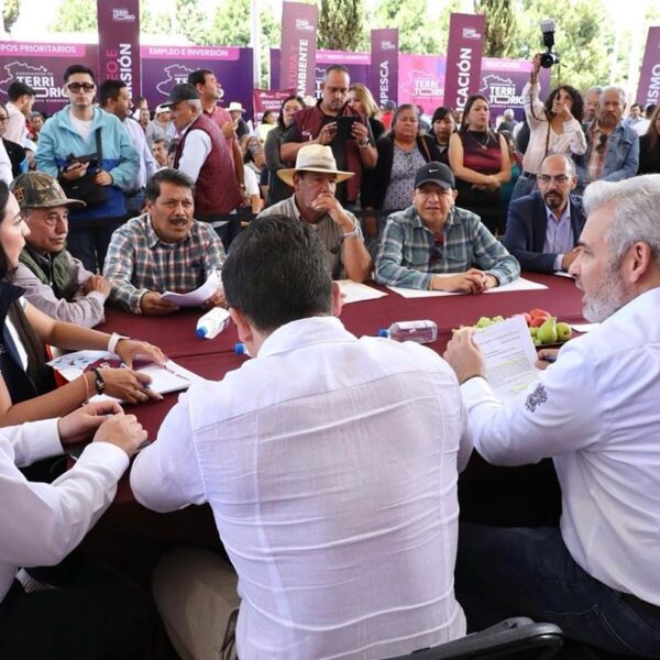 Con audiencia pública Bedolla tiende puente con población de Salvador Escalante