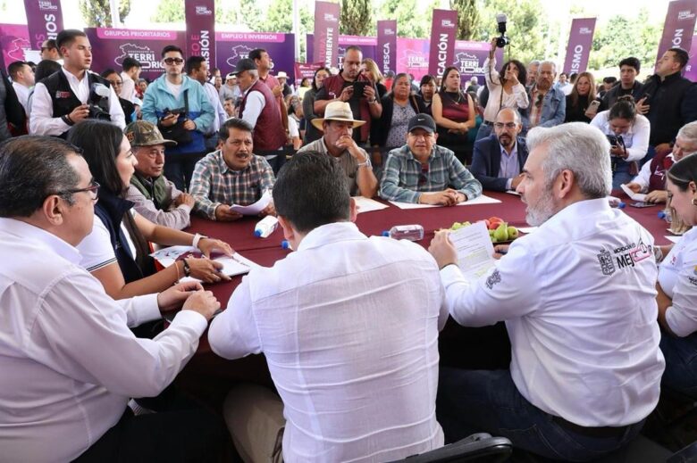 Bedolla en audiencias públicas en Salvador Escalante
