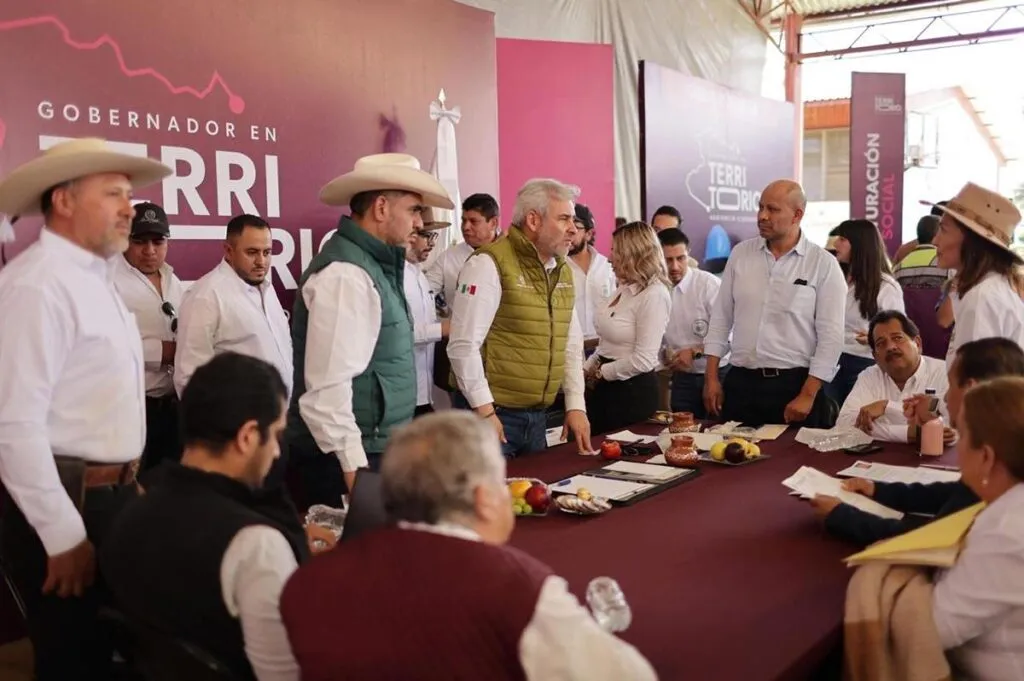 Bedolla revisa propuestas de rehabilitación de caminos rurales