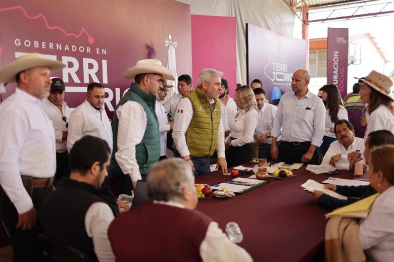 Bedolla revisa propuestas de rehabilitación de caminos rurales