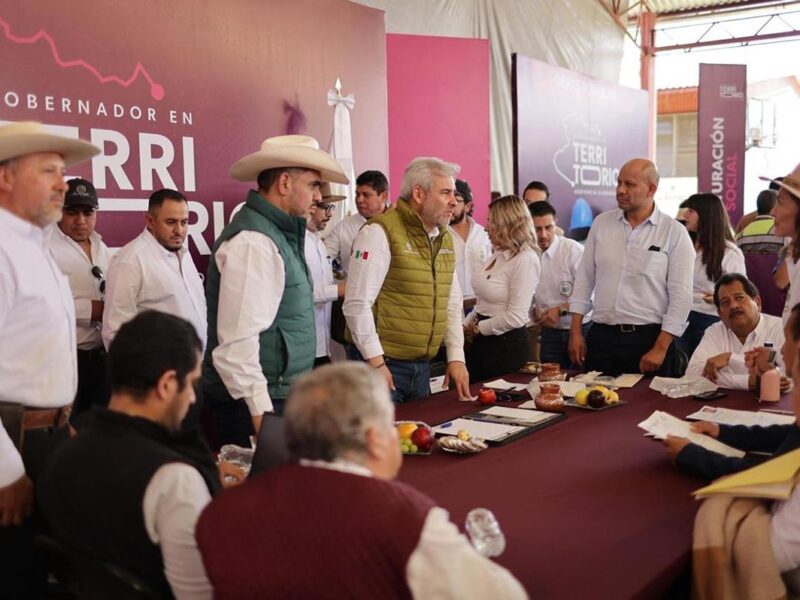 Bedolla revisa propuestas de rehabilitación de caminos rurales