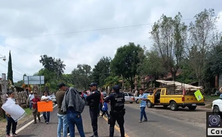 Bloquean carretera en Tzintzuntzan por desaparición de Leodegario Cerda Cuiriz