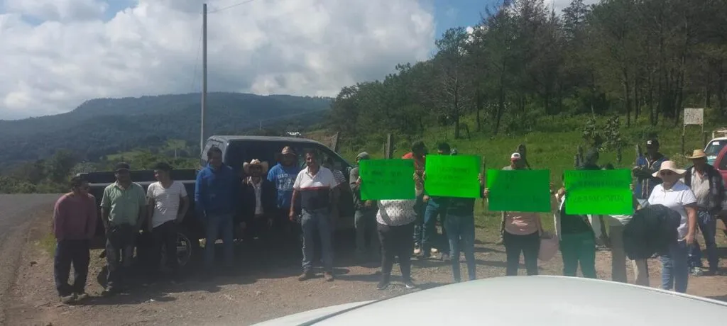 Bloquean vialidad en rechazo a consulta a mano alzada en San Miguel del Monte, Morelia