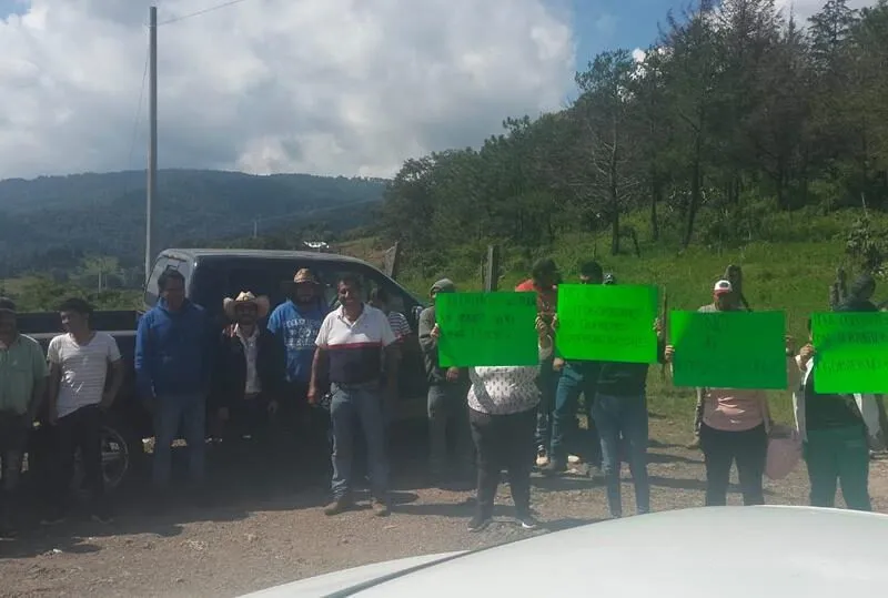 Bloquean vialidad en rechazo a consulta a mano alzada en San Miguel del Monte, Morelia