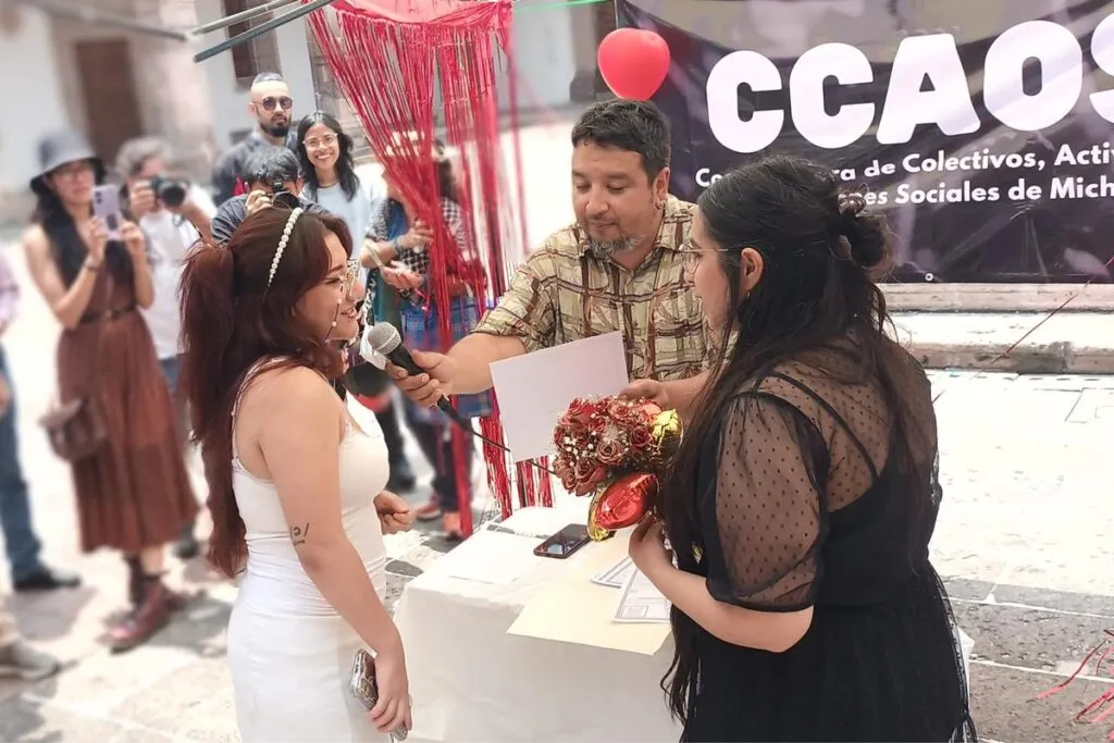 Boda simulada en protesta contra mercantilización de recintos culturales