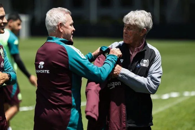 Bora Milutinovic visita la concentración de la Selección Mexicana-1