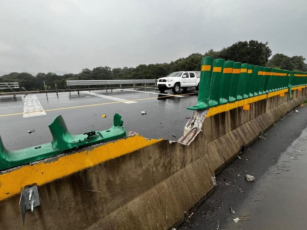 Camioneta choca contra muro de contención y termina en volcadura en la Siglo XXI
