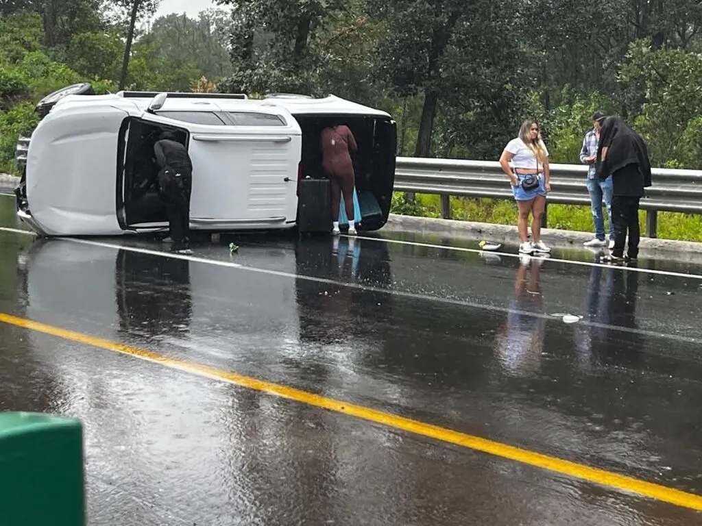 Camioneta sufre choque y volcadura en la Siglo XXI