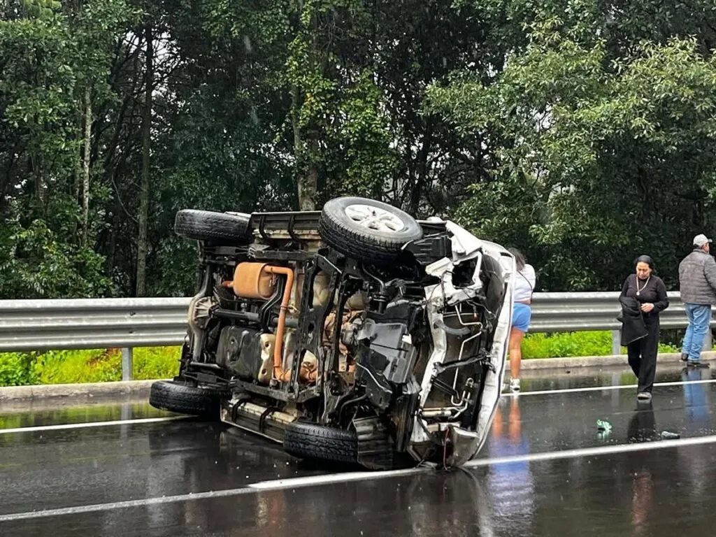 Camioneta vuelca y choca contra muro de contención en la Siglo XXI; tripulantes resultan ilesos