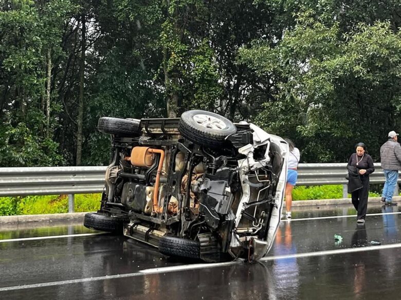 Camioneta vuelca y choca contra muro de contención en la Siglo XXI; tripulantes resultan ilesos