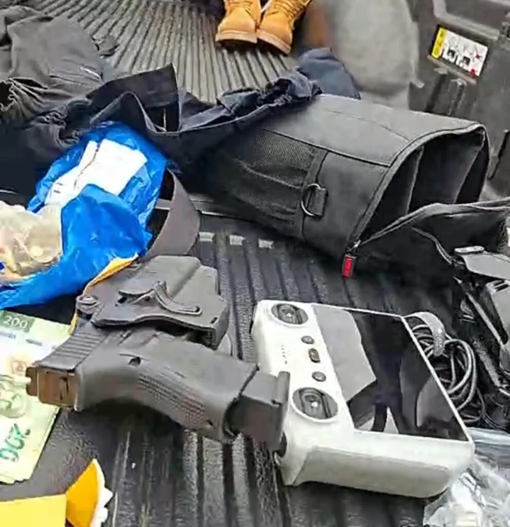 El presidente municipal de Uruapan declaró “código rojo” tras ser detenido “El Rino”, presunto líder delincuencial que operaba entre Uruapan y San Juan Nuevo. Las autoridades federales no han emitido comentarios 1
