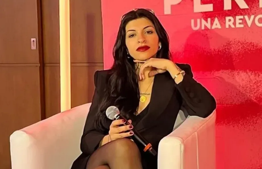 Cazzu enfrenta momento tenso tras preguntas sobre Christian Nodal antes de abandonar México