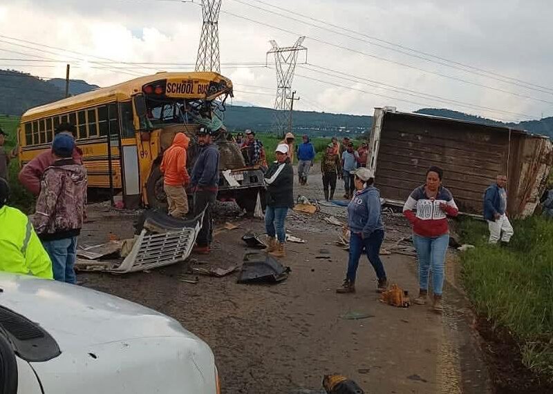 Choque de autobús torton en Purépero
