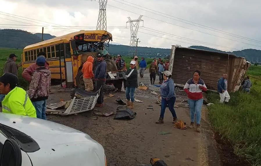 Choque de autobús torton en Purépero