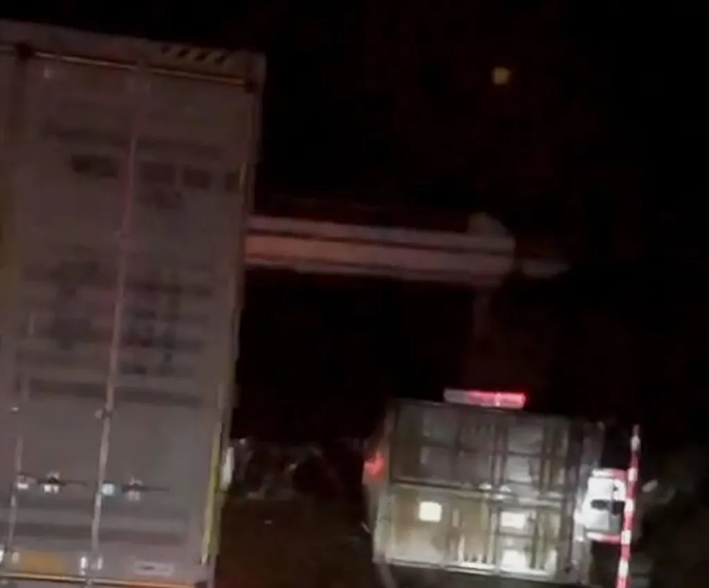 Choque entre tráiler volcado y auto, deja 3 heridos en la Siglo XXI, cerca de Zirahuén