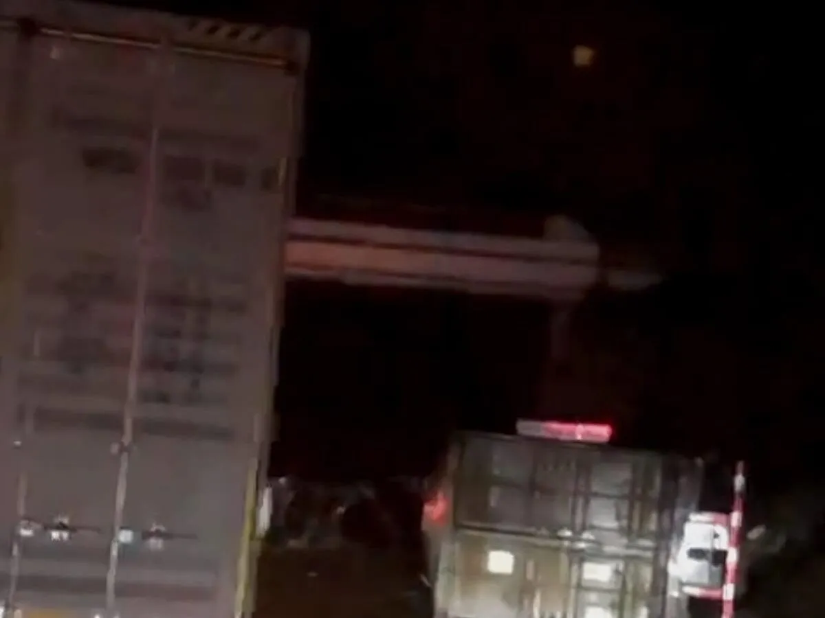 Choque entre tráiler volcado y auto, deja 3 heridos en la Siglo XXI, cerca de Zirahuén