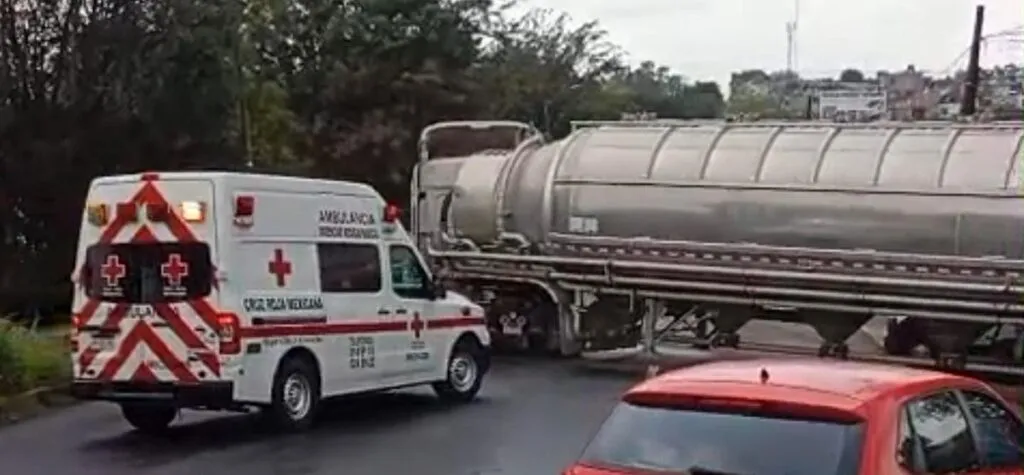 Choque entre tráiler y vehículo deja un lesionado en Periférico de Morelia