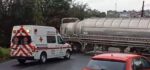 Tráiler impacta a vehículo compacto en el Periférico de Morelia; hay un lesionado