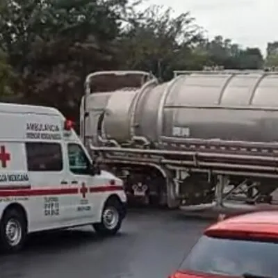 Tráiler impacta a vehículo compacto en el Periférico de Morelia; hay un lesionado