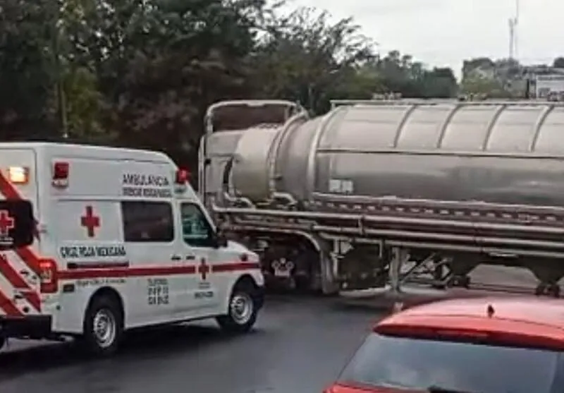 Choque entre tráiler y vehículo deja un lesionado en Periférico de Morelia
