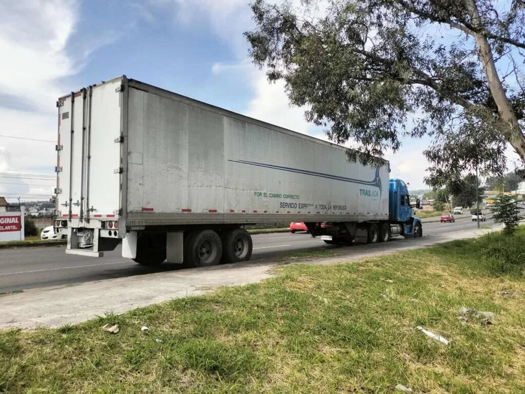 Choque entre un automóvil y un tráiler deja a tres personas lesionadas en Morelia-1