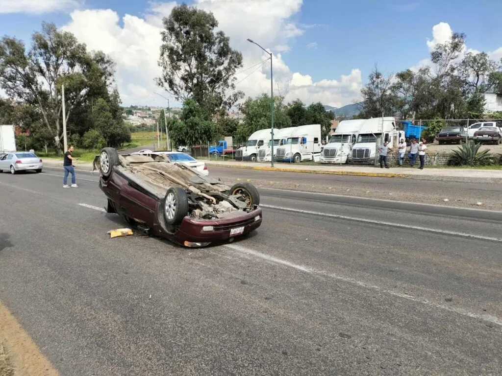 Choque entre un automóvil y un tráiler deja a tres personas lesionadas en Morelia