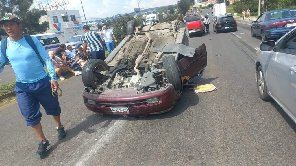 Choque entre un automóvil y un tráiler deja a tres personas lesionadas en Morelia-2