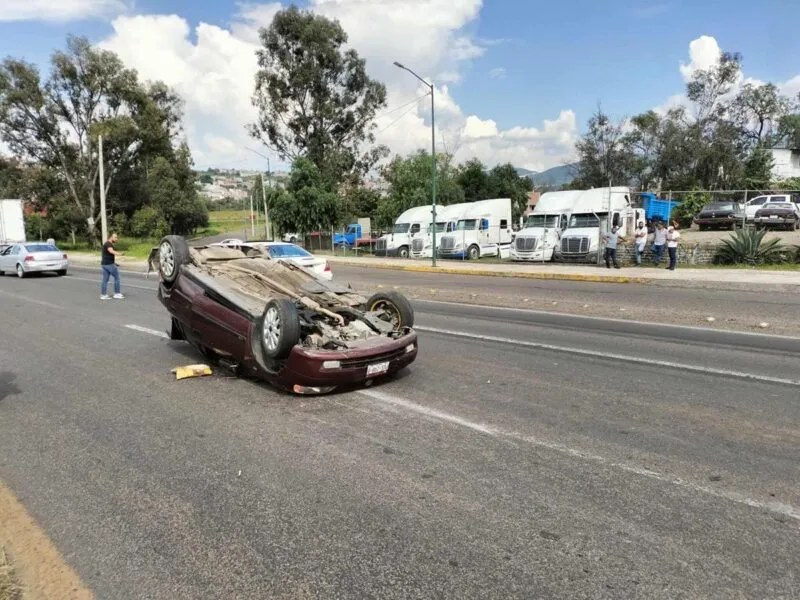 Choque entre un automóvil y un tráiler deja a tres personas lesionadas en Morelia