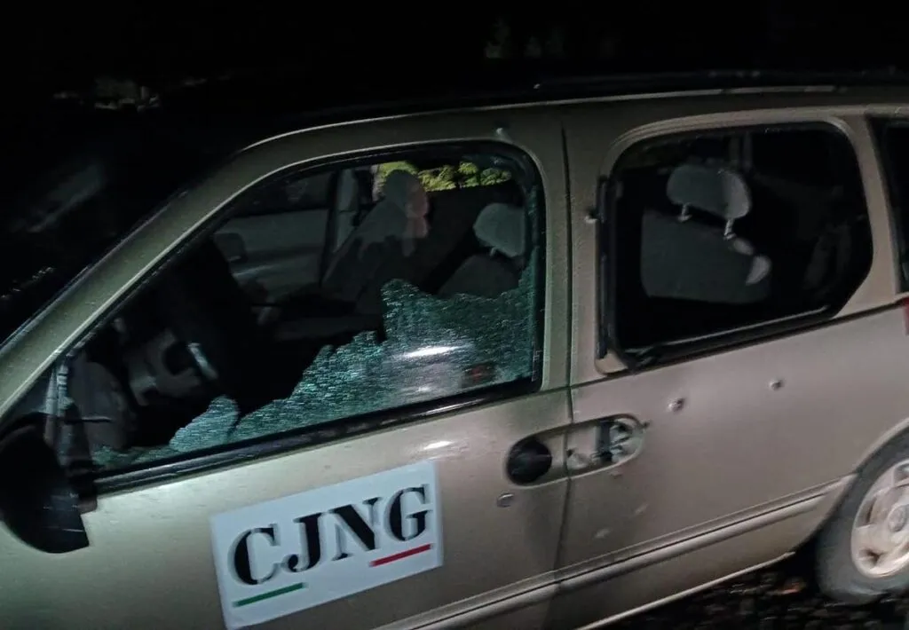 CJNG quema casa de alcaldesa de Queréndaro y abandona camioneta rafagueada