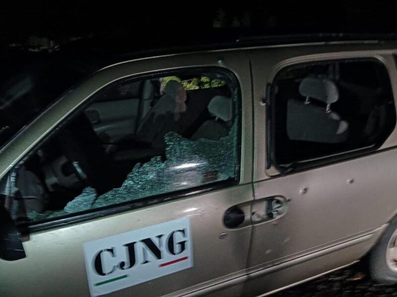 CJNG quema casa de alcaldesa de Queréndaro y abandona camioneta rafagueada