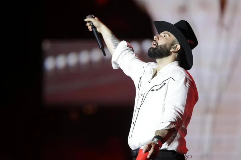 Colosal y vibrante; Carín León llena el Morelos en un concierto épico
